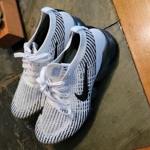 Mens size 81/2 Vapormax  flyknit